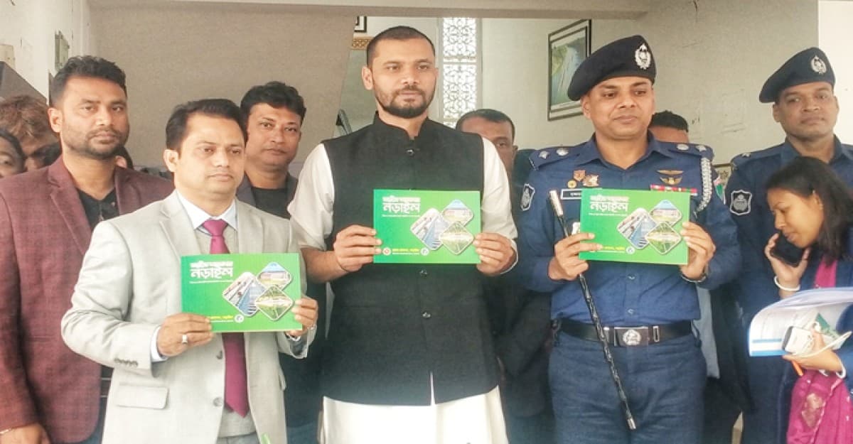 ‘সমৃদ্ধির অগ্রযাত্রায় নড়াইল’ বইয়ের মোড়ক উন্মোচন করলেন মাশরাফী