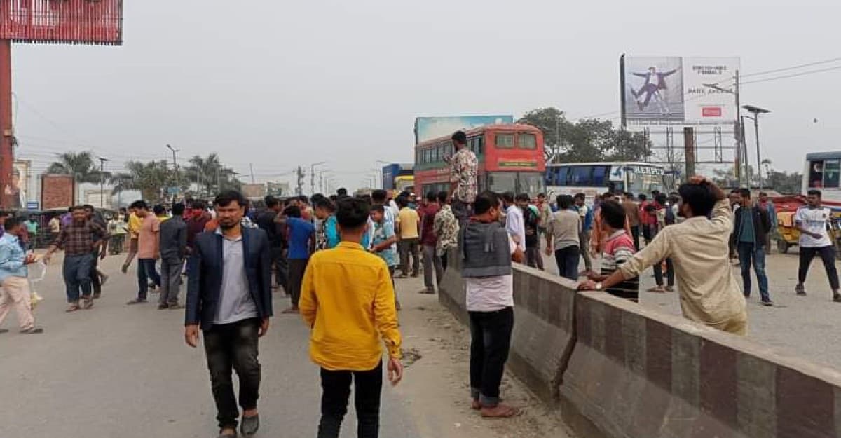 ময়মনসিংহে বিআরটিসি বাস বন্ধের দাবিতে শ্রমিকদের সড়ক অবরোধ