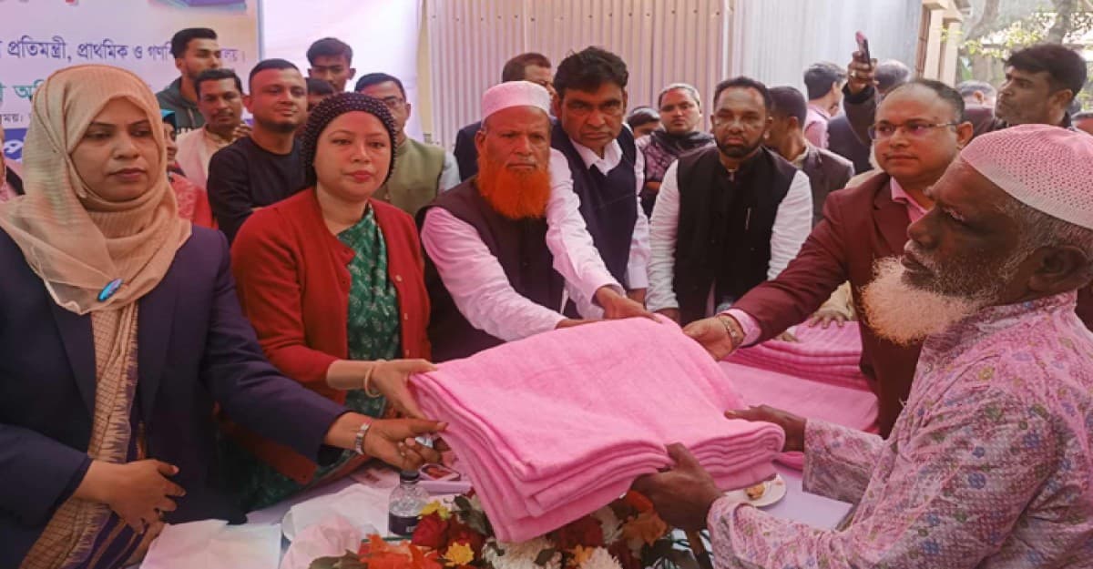 শ্রীপুরে আশ্রয়ন প্রকল্পে শীতবস্ত্র বিতরণ করলেন প্রতিমন্ত্রী রুমানা