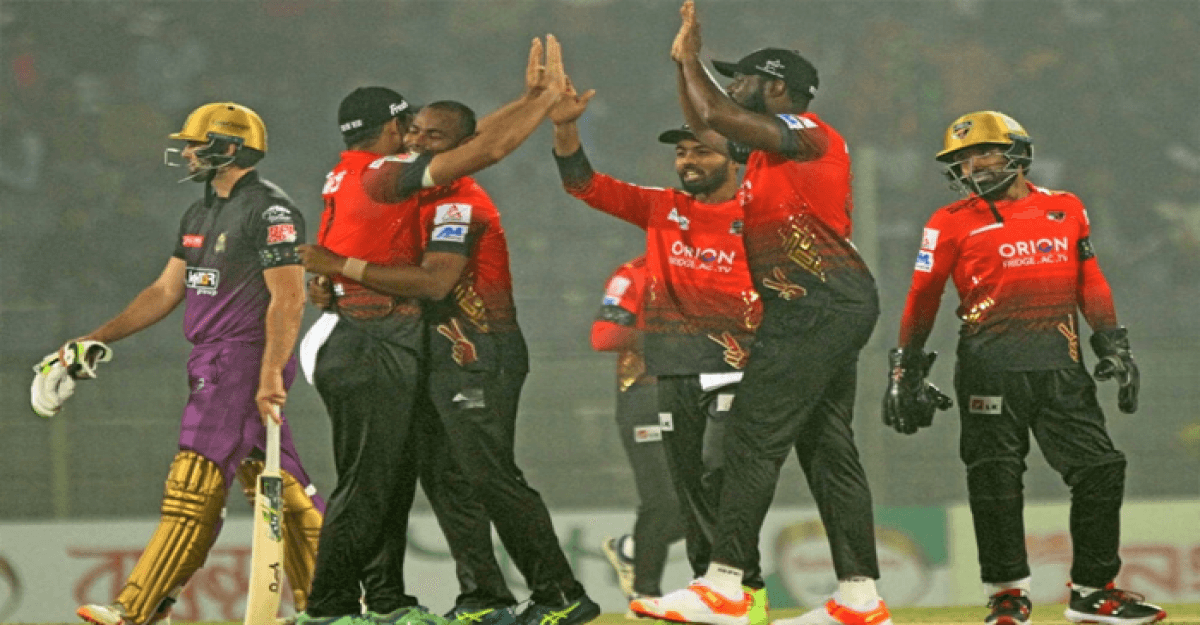 কুমিল্লার দাপটে ৭২ রানেই থেমে গেল চট্টগ্রাম