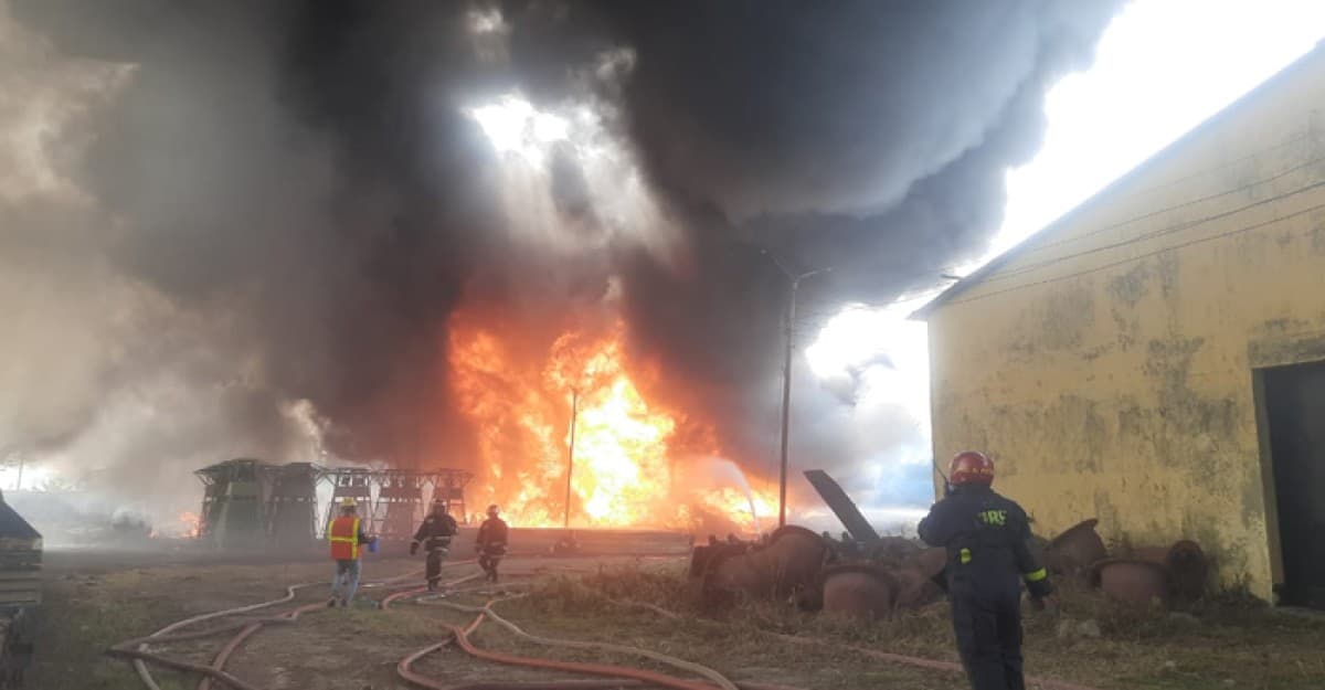 নারায়ণগঞ্জে বিআইডব্লিউটিএ'র গোডাউনে আগুন
