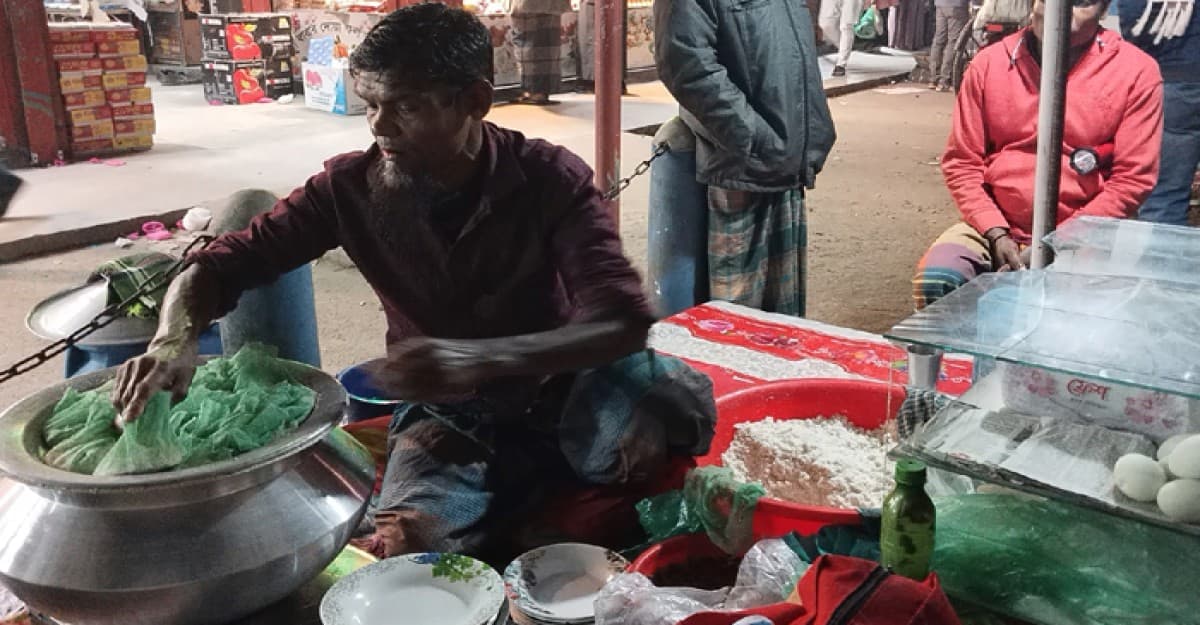 রাজাপুরে পিঠার ধোঁয়ায় শীতের হাওয়া
