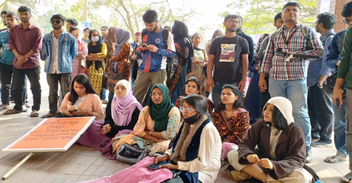 ধর্ষণের ঘটনায় উত্তপ্ত জাবি: প্রক্টরের পদত্যাগ চায় সাধারণ শিক্ষার্থীরা