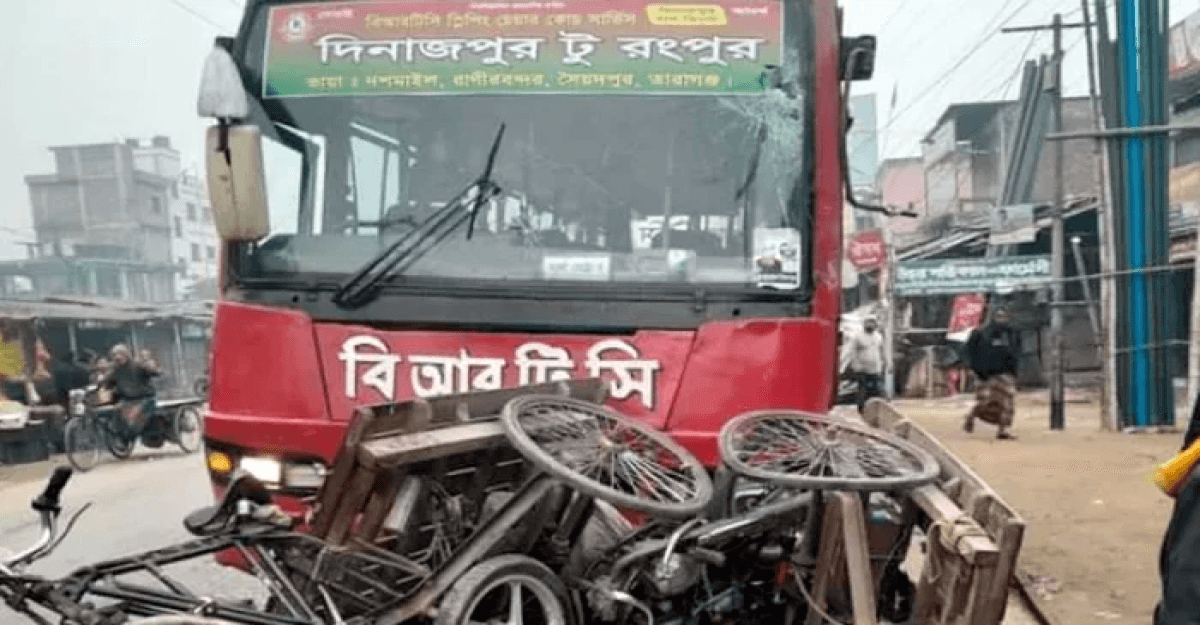 দিনাজপুরে ভ্যানে বাসের ধাক্কা, প্রাণ গেল ৪ জনের