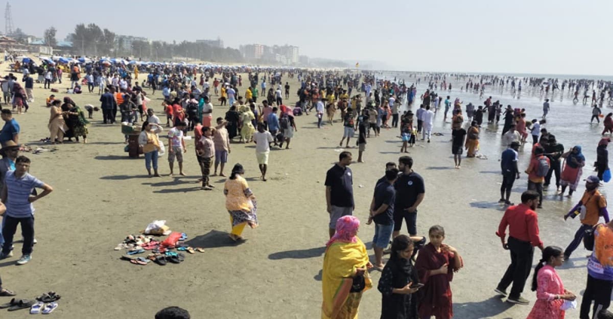 সমুদ্র শহরে লাখো পর্যটকের উচ্ছ্বাস