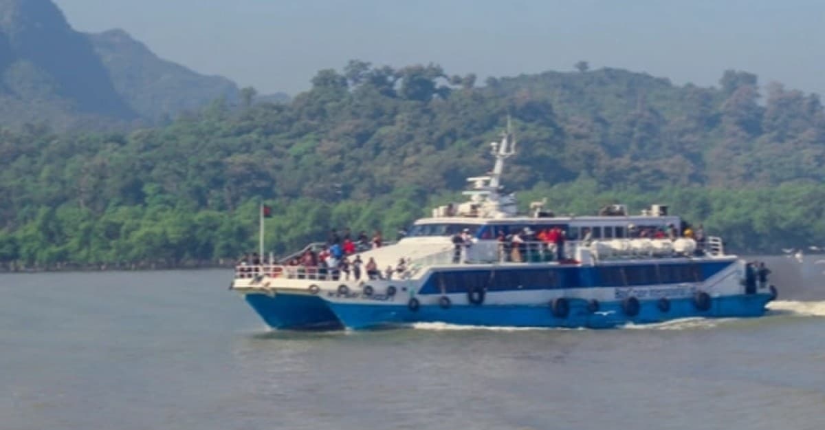 নাগরিকদের ফেরত নিতে কক্সবাজারের পথে মিয়ানমারের সামরিক জাহাজ