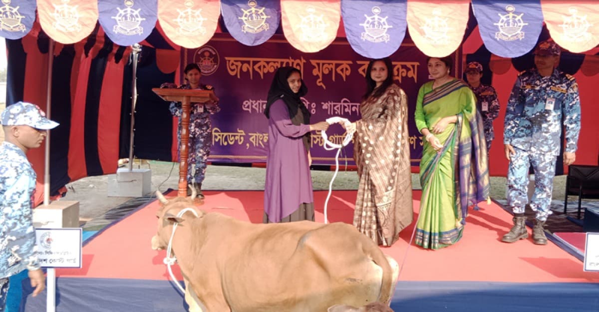 মোংলায় উপকূলীয় দরিদ্র পরিবারের মাঝে আর্থিক সহায়তা প্রদান