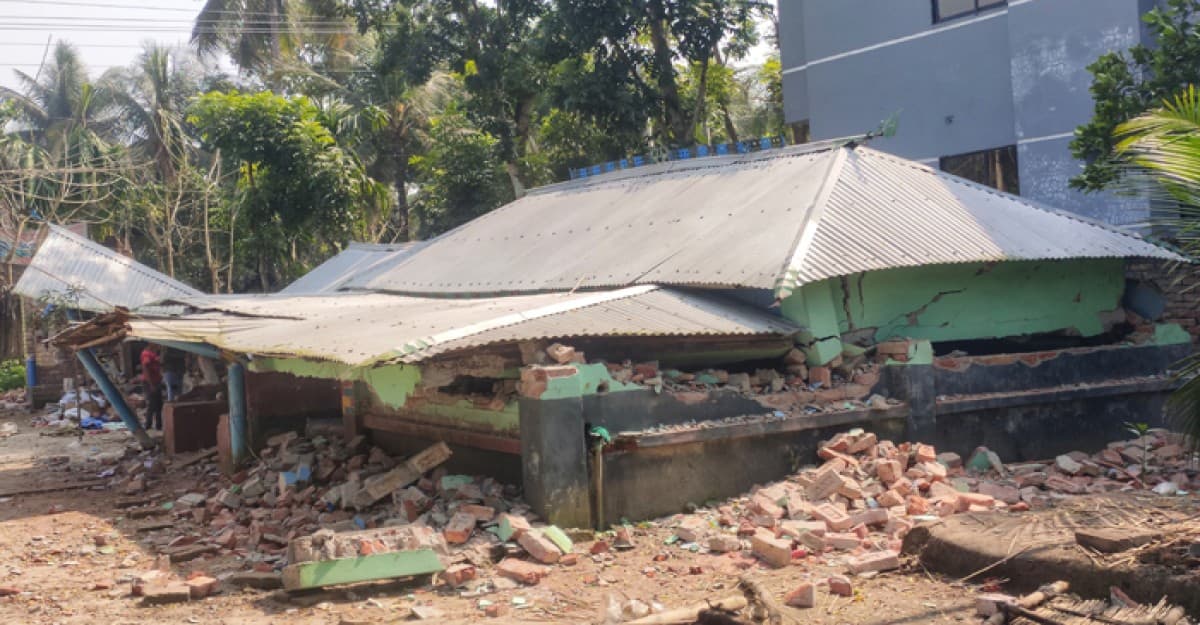 নড়াইলে জমি নিয়ে বিরোধ, প্রতিপক্ষের ৩টি বাড়িঘর ভাঙচুর