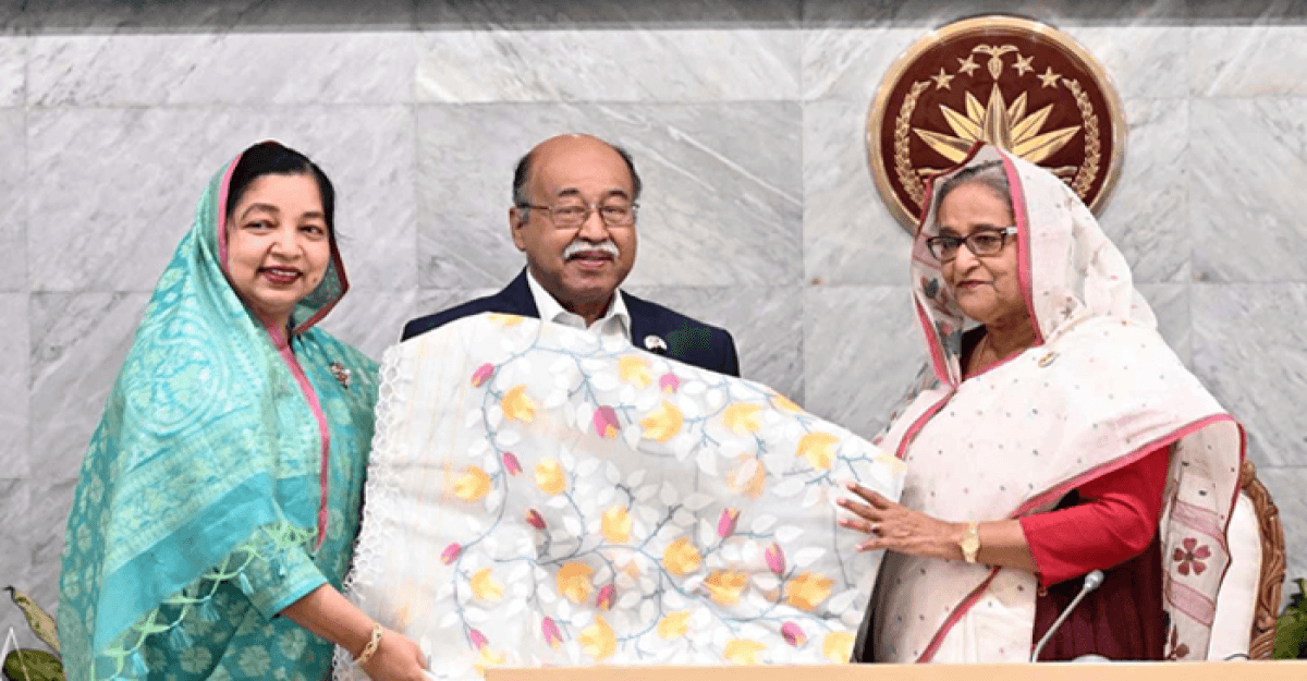 প্রধানমন্ত্রীর কাছে টাঙ্গাইল শাড়িসহ ৩ পণ্যের জিআই সনদ হস্তান্তর