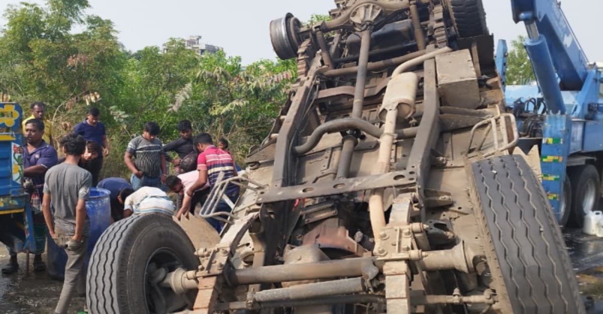 শ্রীনগরে মাছবাহী ট্রাক উল্টে নিহত ২