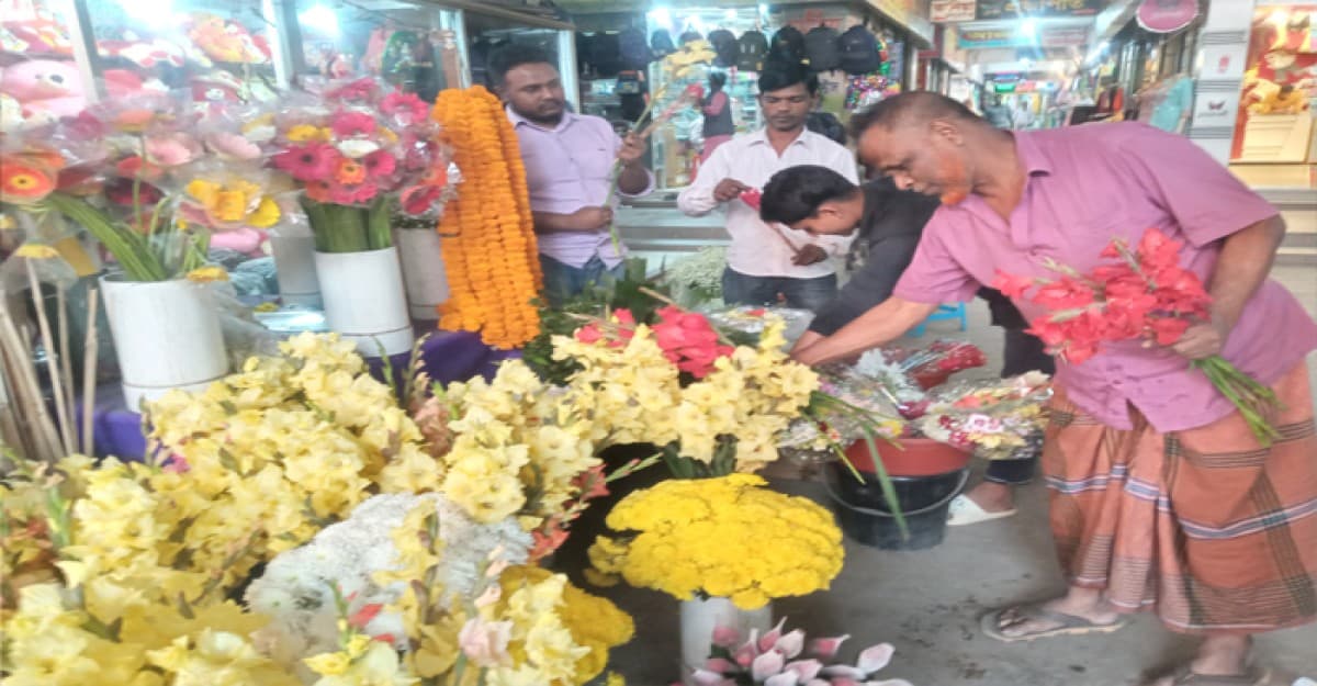 বসন্তের উৎসব ঘিরে শ্রীপুরে জমজমাট ফুলের বাজার