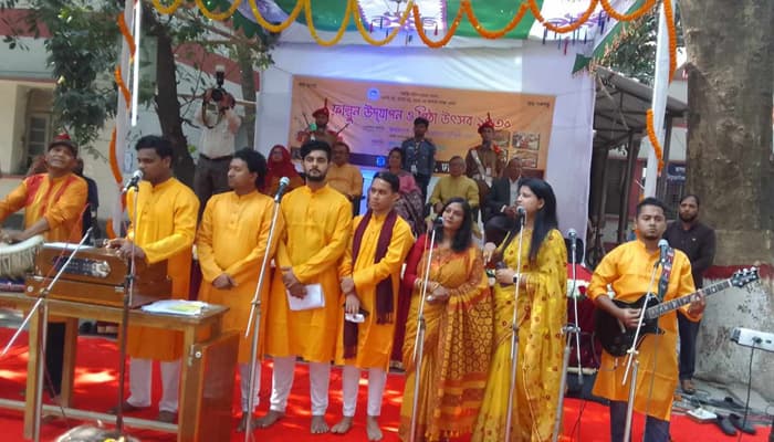 বসন্ত বরণে ঢাকা কলেজে পিঠা উৎসব