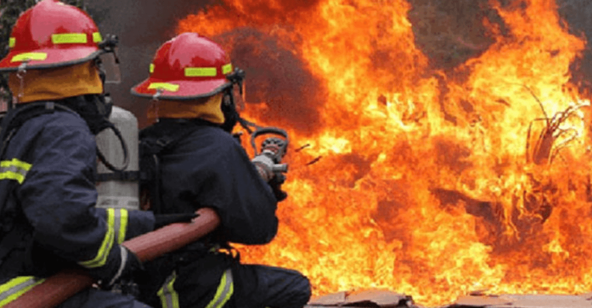 মিরপুরে ঝিলপাড় বস্তিতে আগুন,  নেভাতে ৮ ইউনিট