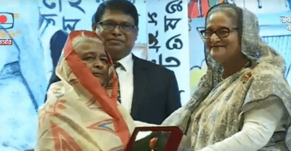 একুশে পদক তুলে দিলেন প্রধানমন্ত্রী
