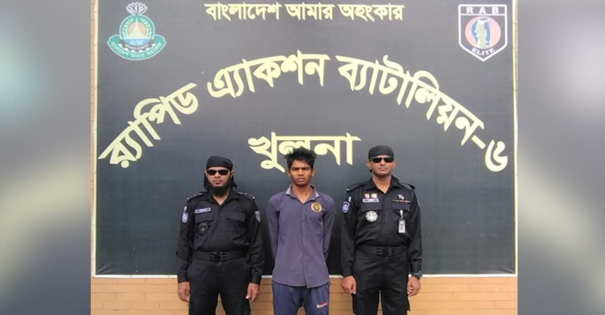 মোল্লাহাটে চাচাকে ছুরিকাঘাতে হত্যার প্রধান আসামি রইস আটক