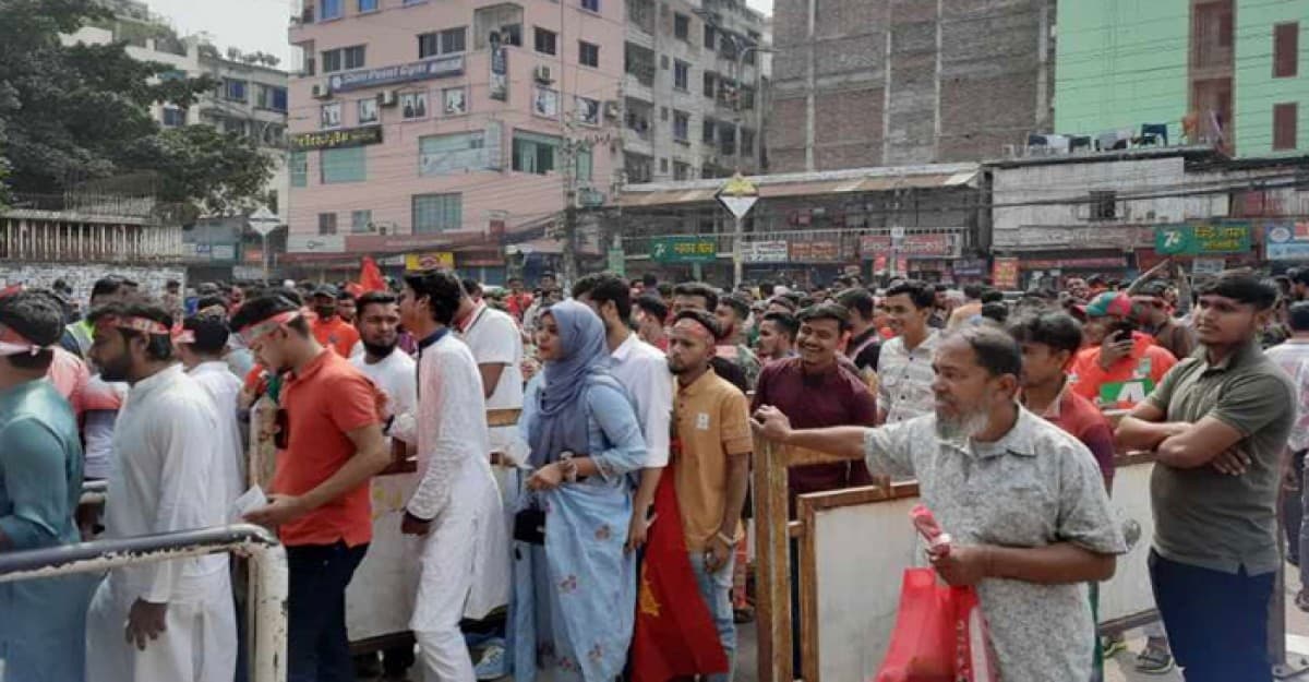বরিশাল-কুমিল্লার খেলা দেখতে দর্শকদের উপচে পড়া ভিড়
