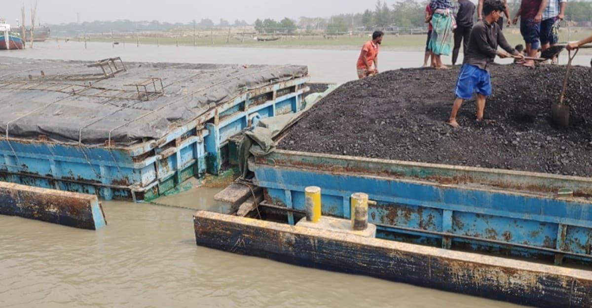 মোংলার পশুর নদীতে কয়লা বোঝাই কার্গো জাহাজ ডুবি