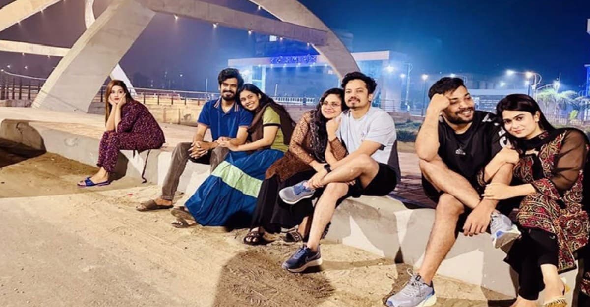 মাহিয়া মাহি বসে আছেন একা, অন্যরা সঙ্গী নিয়ে