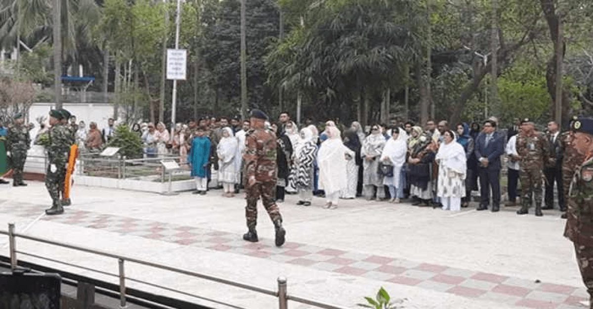 পিলখানা হত্যাকাণ্ডে শহীদদের প্রতি রাষ্ট্রপতি-প্রধানমন্ত্রীর শ্রদ্ধা