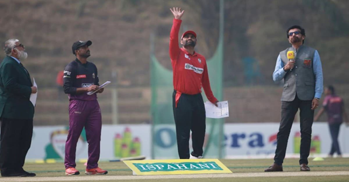 প্লে-অফে টস জিতে ফিল্ডিংয়ে তামিম-মুশফিকরা