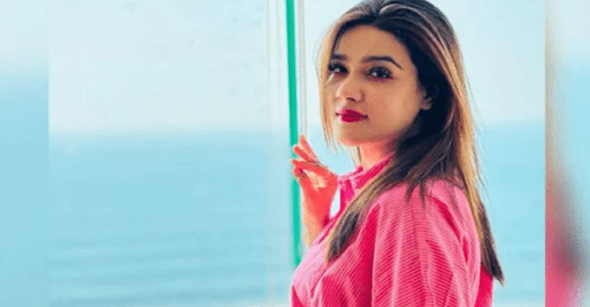 নাম থেকে স্বামীর পদবি বাদ দিলেন মাহি