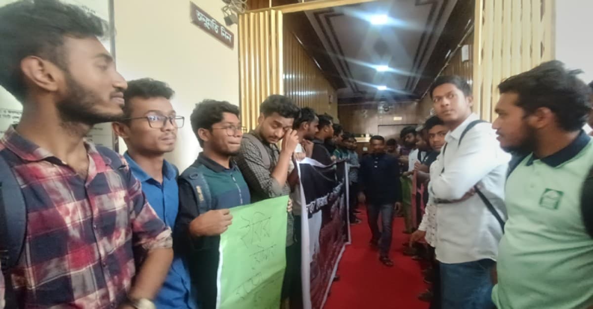 সততা ফোয়ারা ও পানির প্ল্যান্ট চালুর দাবিতে ইবিতে উপাচার্যের কার্যালয় ঘেরাও