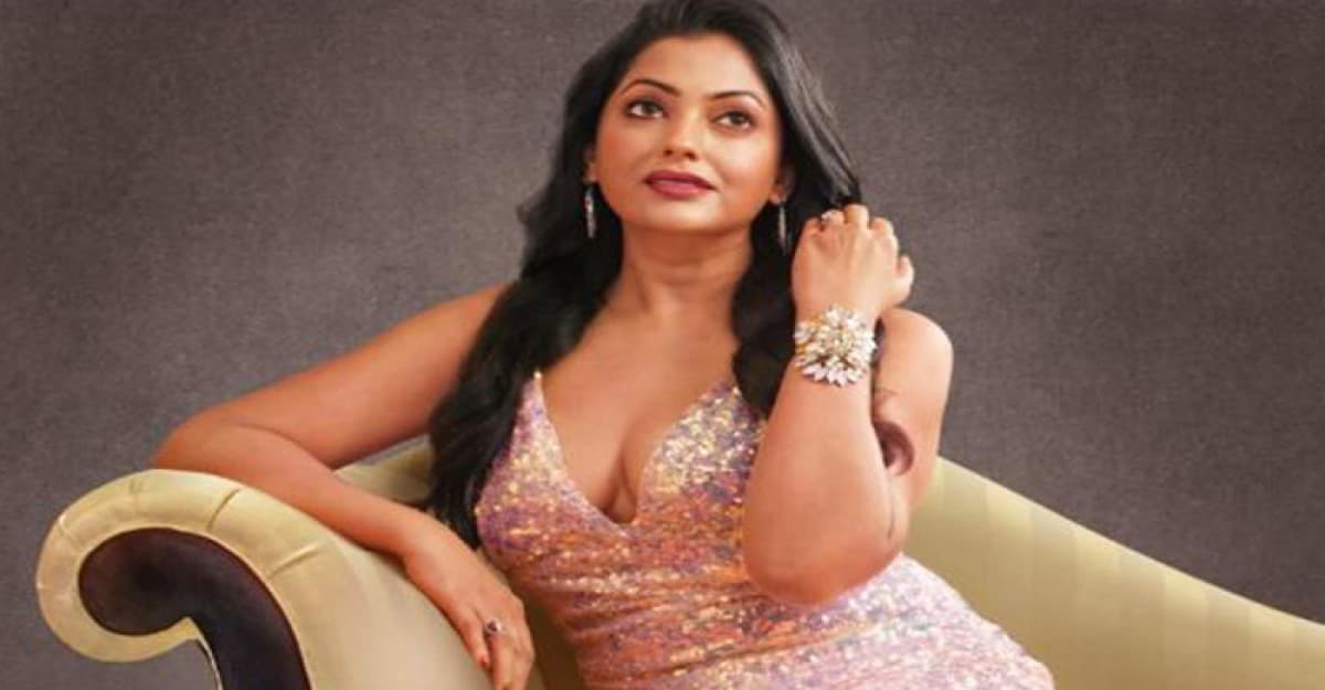 নির্বাচন নিয়ে নতুন সিদ্ধান্তের কথা জানালেন নায়িকা নিপুণ