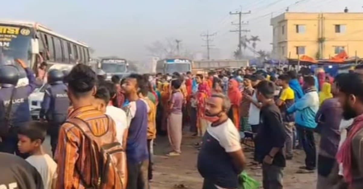 বেতন বাড়ানোর দাবিতে ঢাকা-ময়মনসিংহ মহাসড়ক অবরোধ