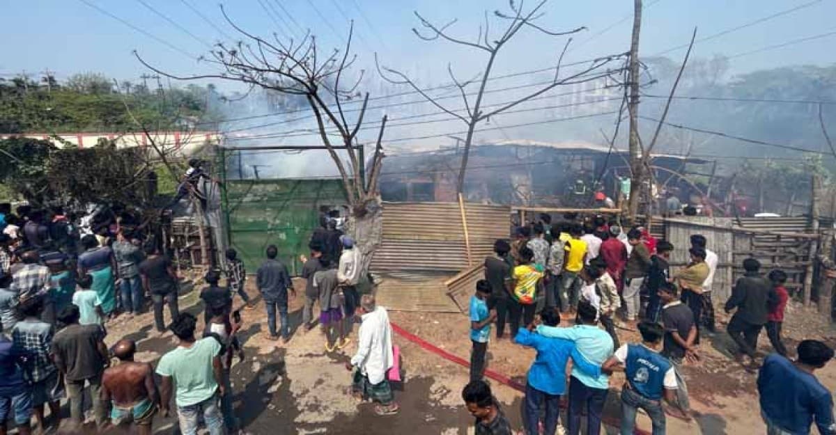 বাগেরহাটে অগ্নিকাণ্ডে মশার কয়েল কারখানা পুড়ে ছাই