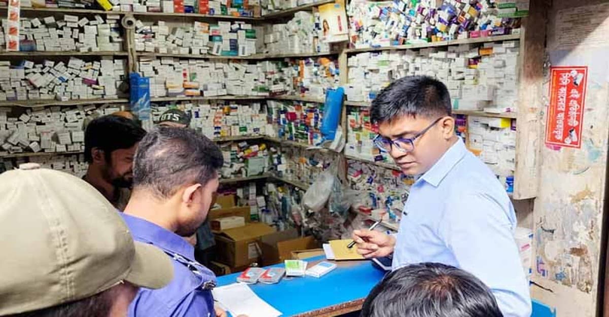 মেয়াদ উত্তীর্ণ ওষুধ বিক্রির দায়ে ৩ ফার্মেসিকে জরিমানা