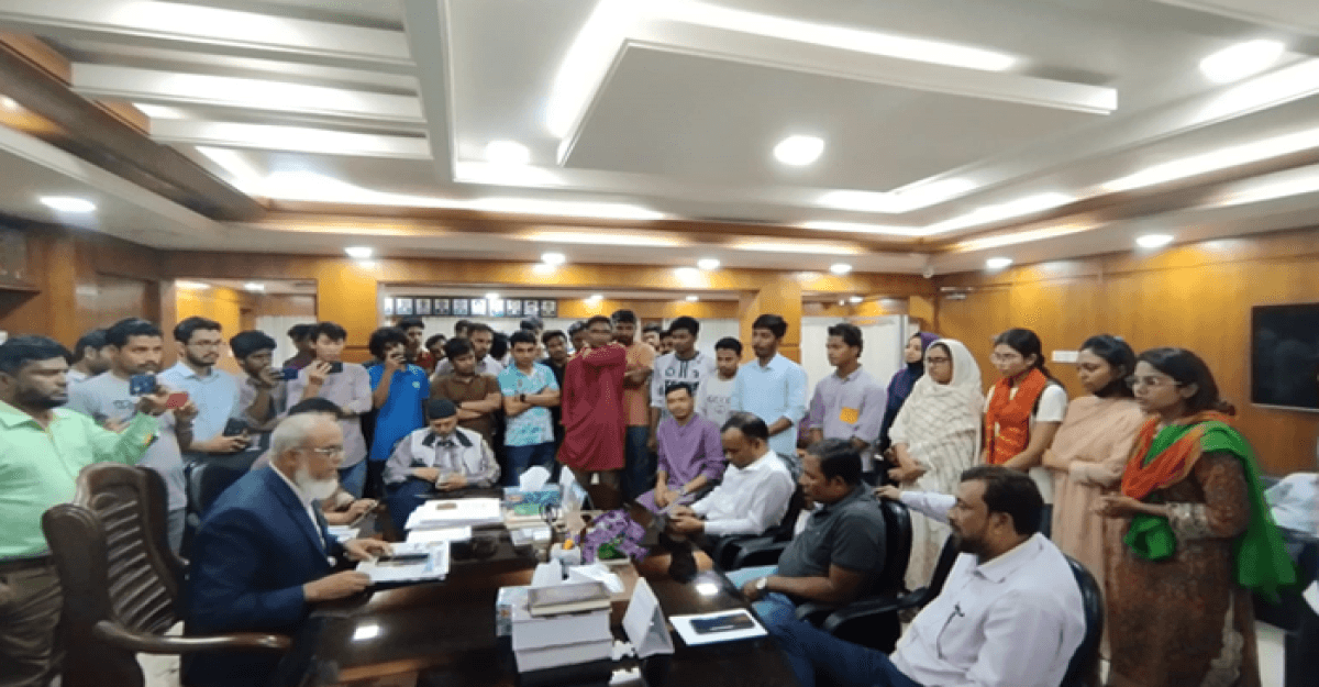 পরীক্ষা চলাকালে শিক্ষক লাঞ্ছিত: প্রতিবাদে ভিসির কার্যালয় অবরোধ