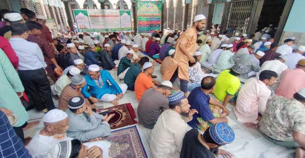 রমজানের প্রথম জুমায় বায়তুল মোকাররমে মুসলিম উম্মাহর জন্য দোয়া