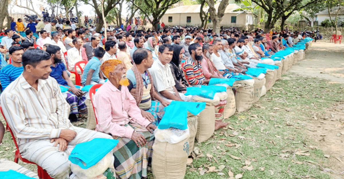 ভেড়ামারায় অগ্নিকাণ্ডে ক্ষতিগ্রস্ত কৃষকদের মাঝে ঈদ সামগ্রী ও নগদ অর্থ প্রদান