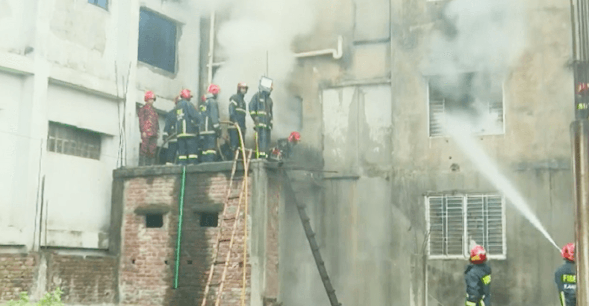 ৮ ঘণ্টা পর ডেমরার কাপড়ের গোডাউনের আগুন নিয়ন্ত্রণে