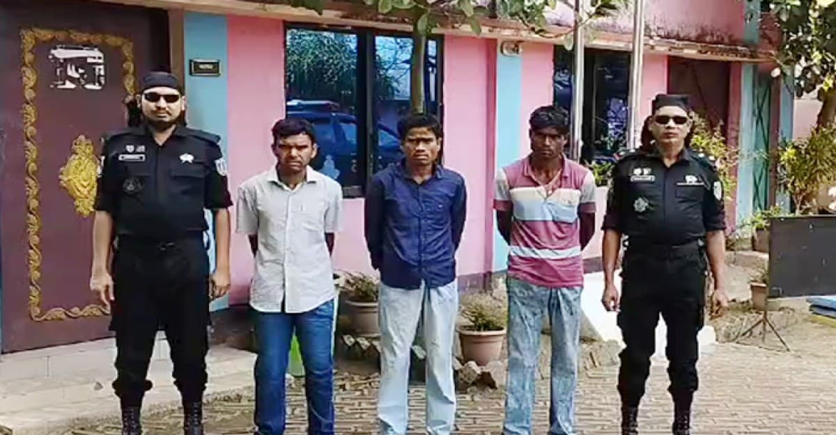 টেকনাফে পৃথক অভিযানে সাড়ে ৩০ হাজার ইয়াবা সহ আটক ৪