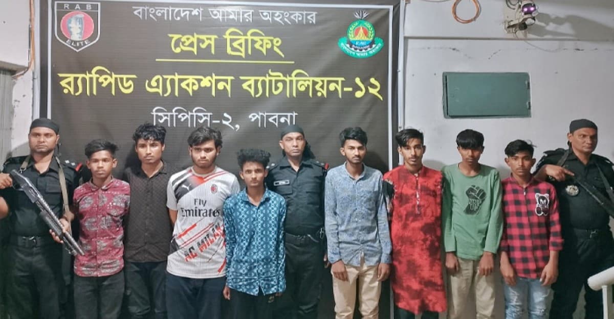 পাবনায় কিশোর গ্যাংয়ের ৮ সদস্য গ্রেফতার