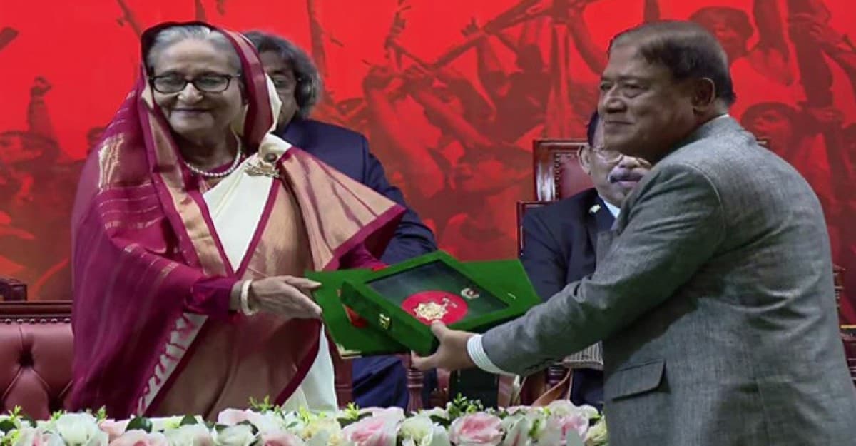 ১০ বিশিষ্টজনের হাতে স্বাধীনতা পুরস্কার তুলে দিলেন প্রধানমন্ত্রী