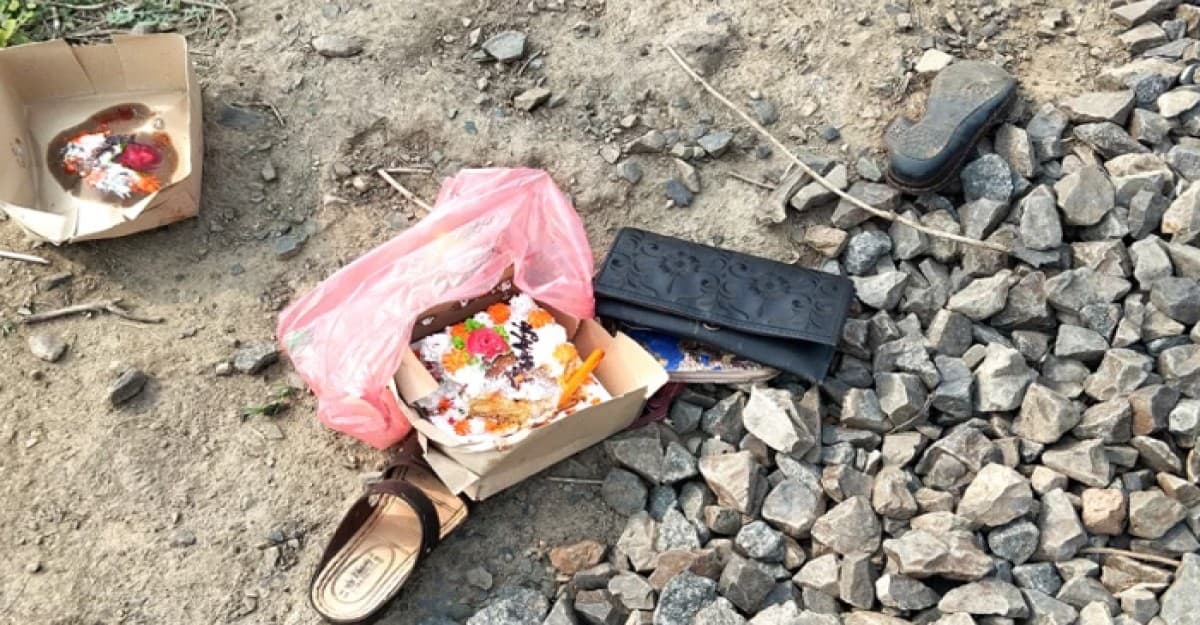 কেক কেটে মেয়েকে নিয়ে ট্রেনের নিচে ঝাঁপ দিলেন মা