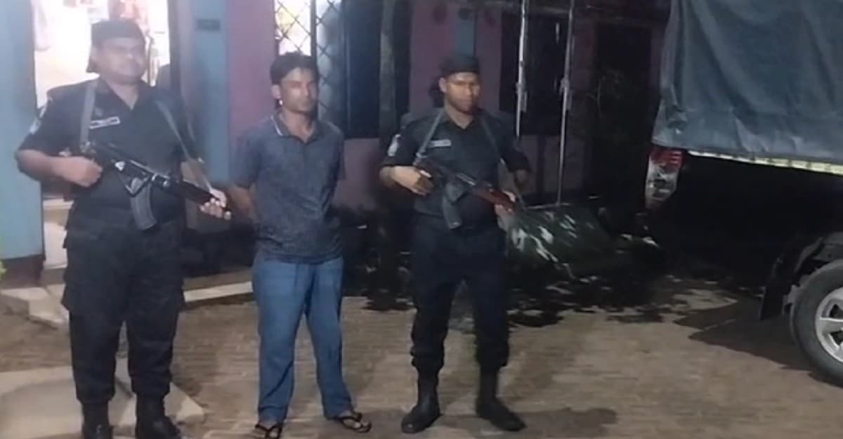 টেকনাফে অস্ত্র সহ রোহিঙ্গা যুবক আটক