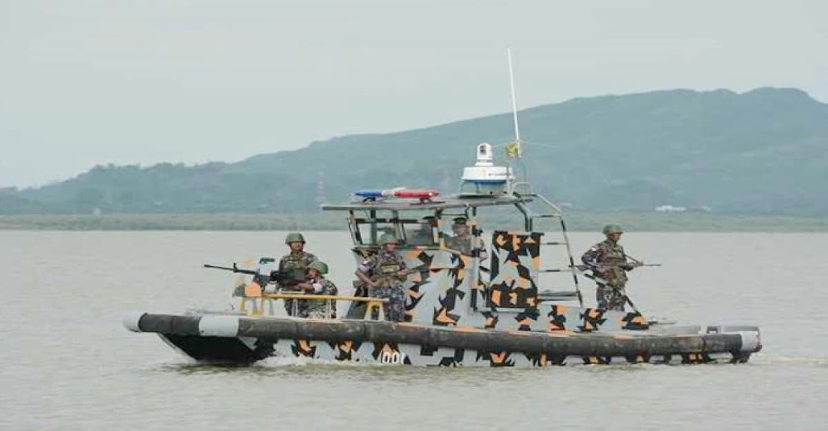 নাফনদীর ওপার থেকেই ঘুরে গেল মিয়ানমারের যুদ্ধ জাহাজ