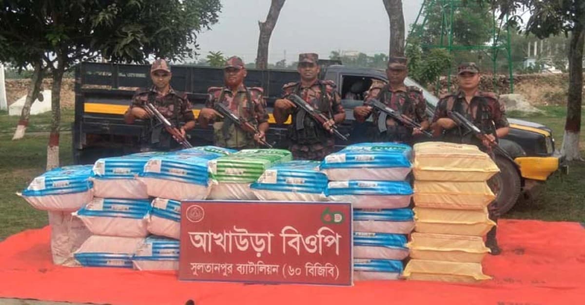 আখাউড়ায় ৫০ লাখ টাকার ভারতীয় আতশ বাজি উদ্ধার করেছে বিজিবি