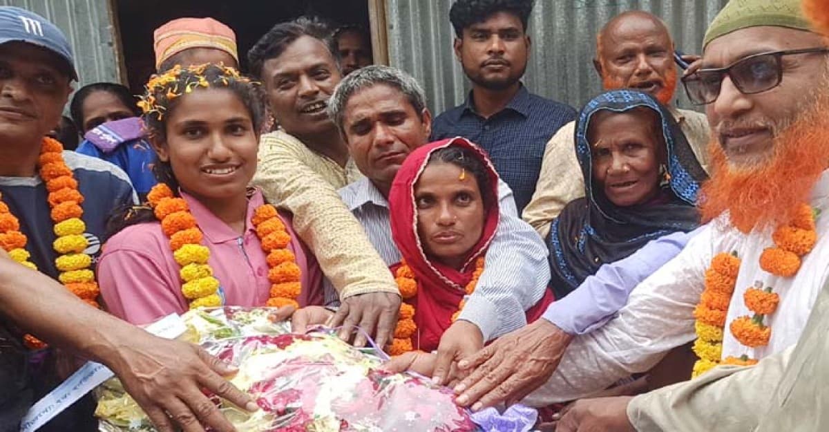 পঞ্চগড়ে  ভালবাসায় সিক্ত সাফজয়ী নারী ফুটবলার ইয়ারজান