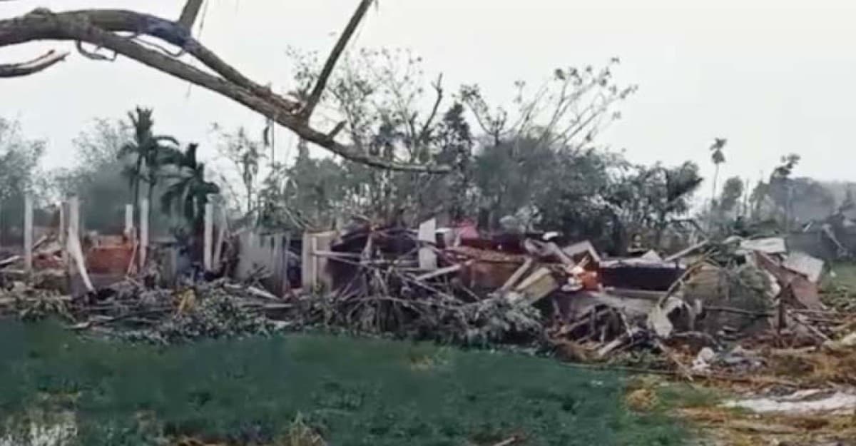 কালবৈশাখী ঝড়ে লন্ডভন্ড ভারতের জলপাইগুড়ি, নিহত ৪