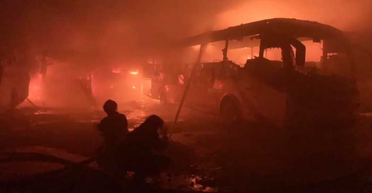 রাজধানীর ডেমরায় বাসে আগুন