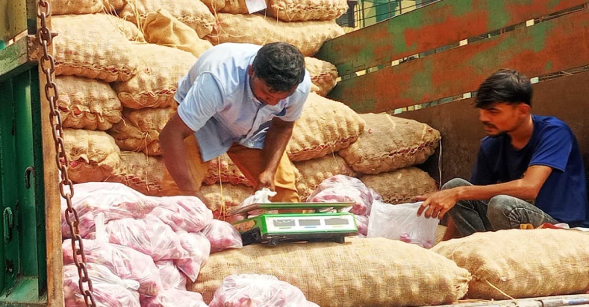 ৪০ টাকা কেজিতে ভারতীয় পেঁয়াজ বিক্রি শুরু