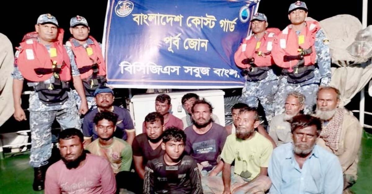 গভীর সমুদ্রে ভাসমান ১৩ জন জেলেকে উদ্ধার করেছে কোস্টগার্ড