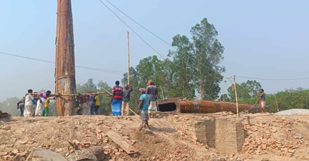 পাবনায় পরিবেশ অধিদপ্তরের অভিযান তিনটি ইটভাটায় জরিমানা ড্রাম চিমনী ধ্বংস