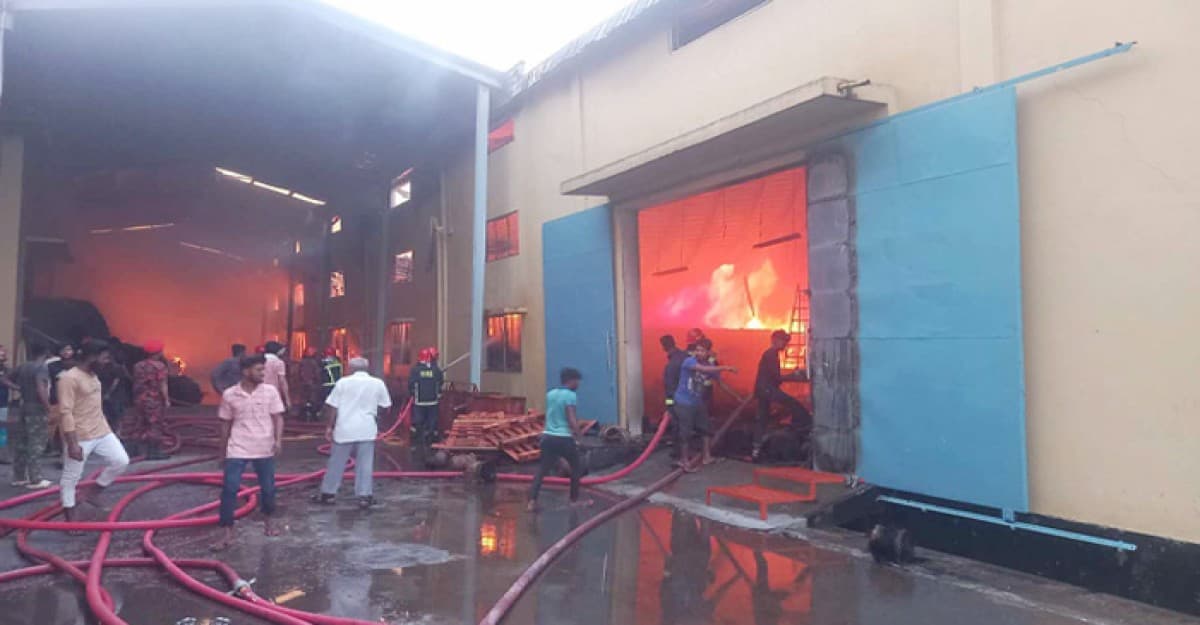 খুলনায় জুট মিলে ভয়াবহ আগুন, নিয়ন্ত্রণে ৮ ইউনিট