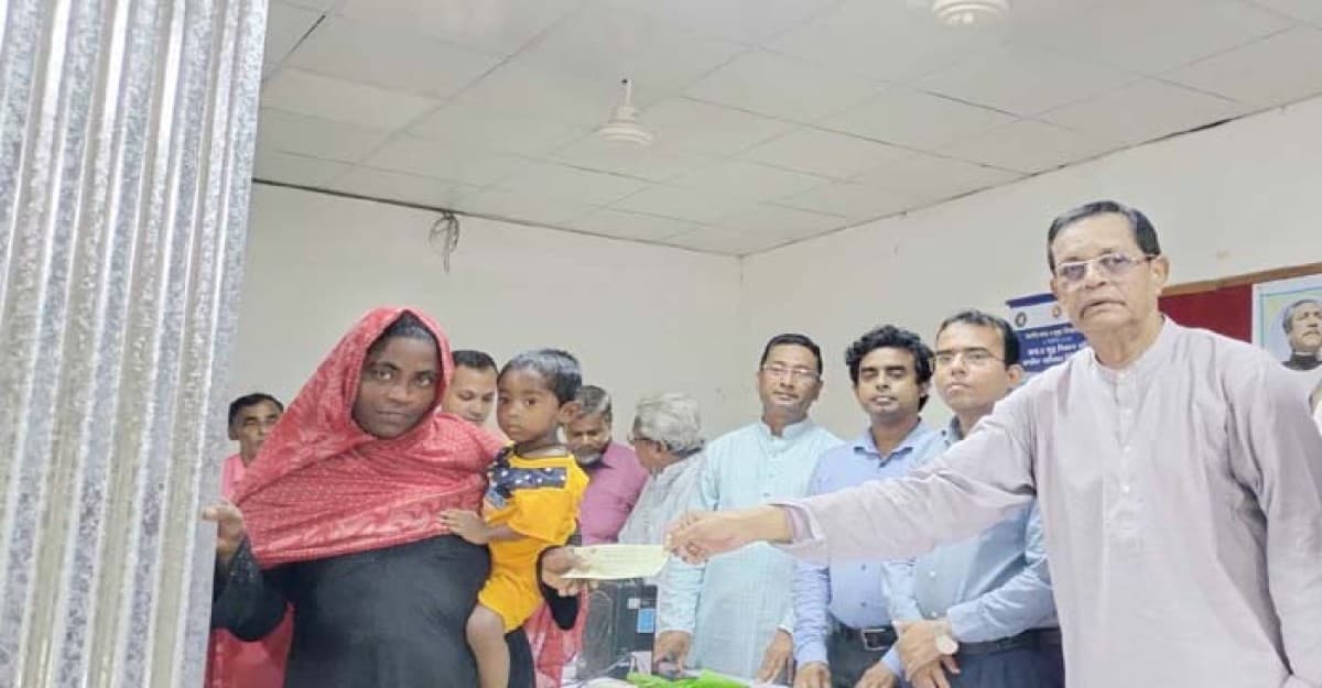 বাউফলে হতদরিদ্র পরিবারের মাঝে ঢেউটিন ও চেক বিতরণ