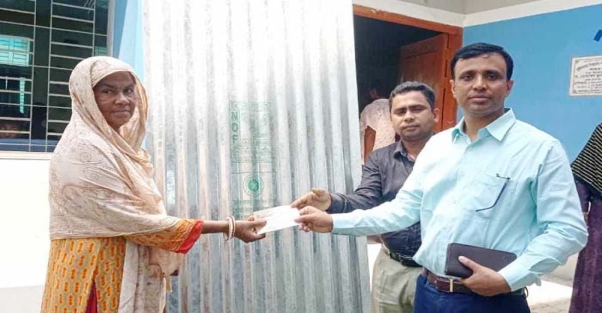 মুজিবনগরে জনপ্রশাসন মন্ত্রীর বিশেষ বরাদ্দ থেকে ঢেউটিন ও চেক বিতরণ